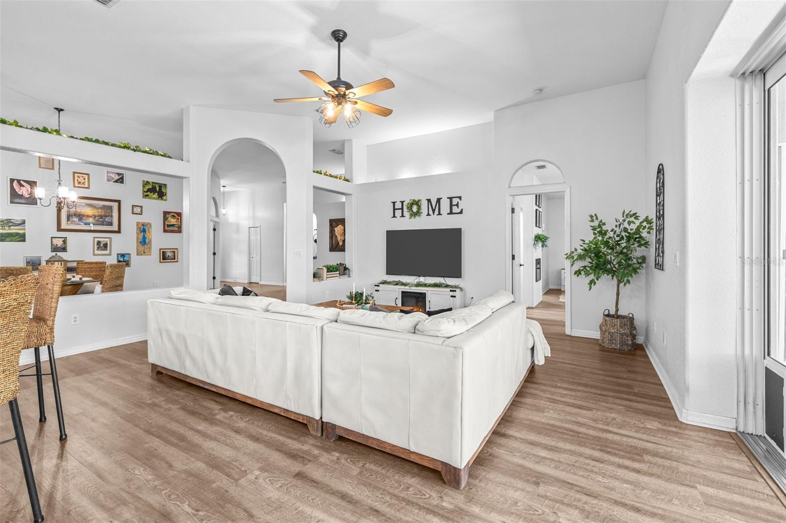 Listing photo id 12 for 12532 Burgess Hill