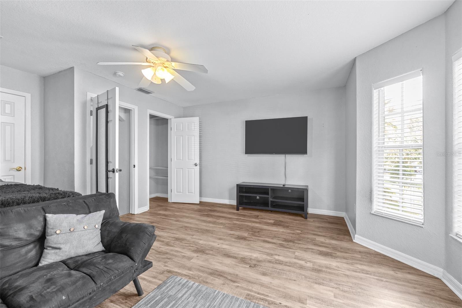Listing photo id 42 for 12532 Burgess Hill