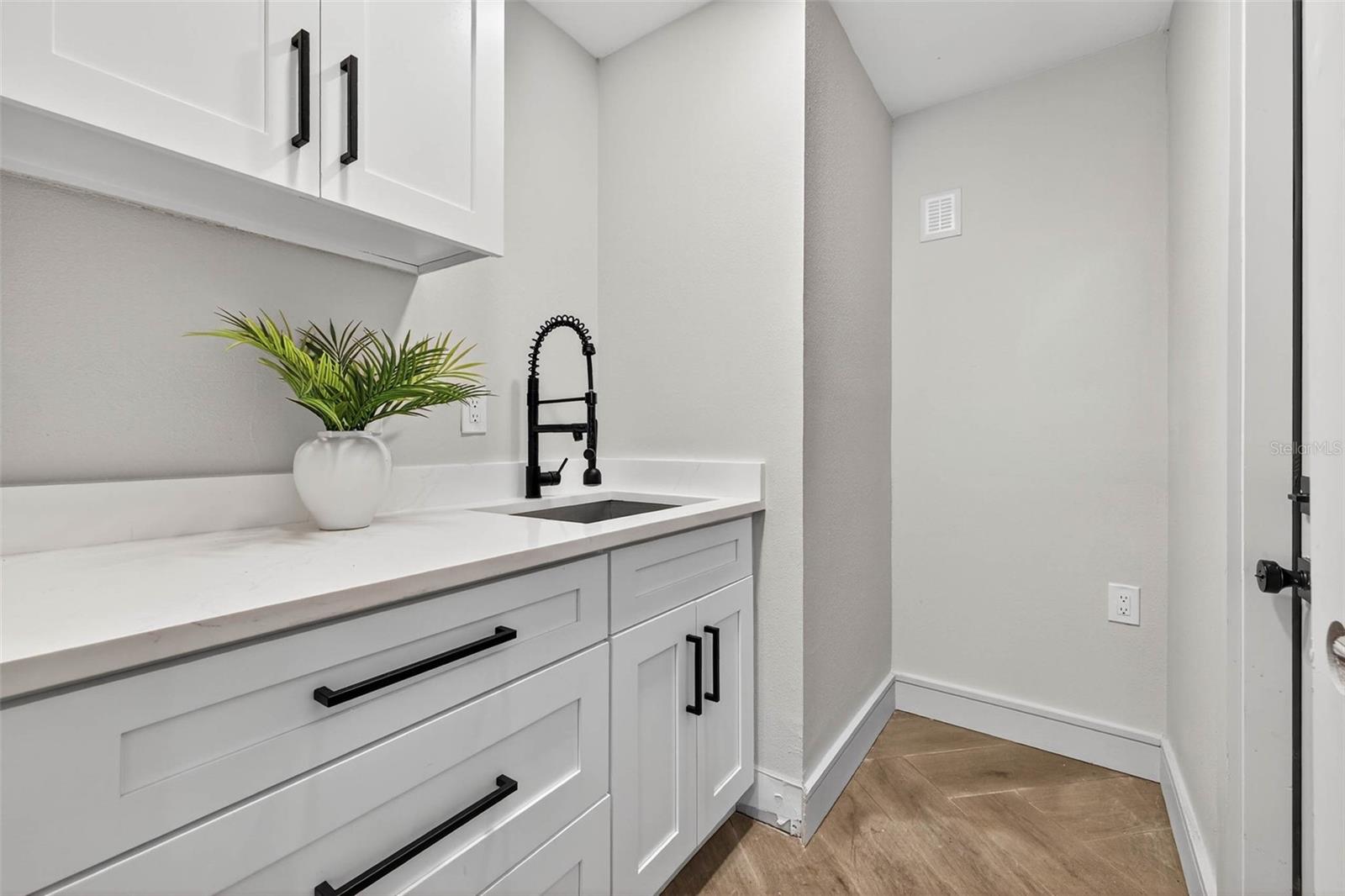 Image 12 of 41 For 3927 Helena Street Ne