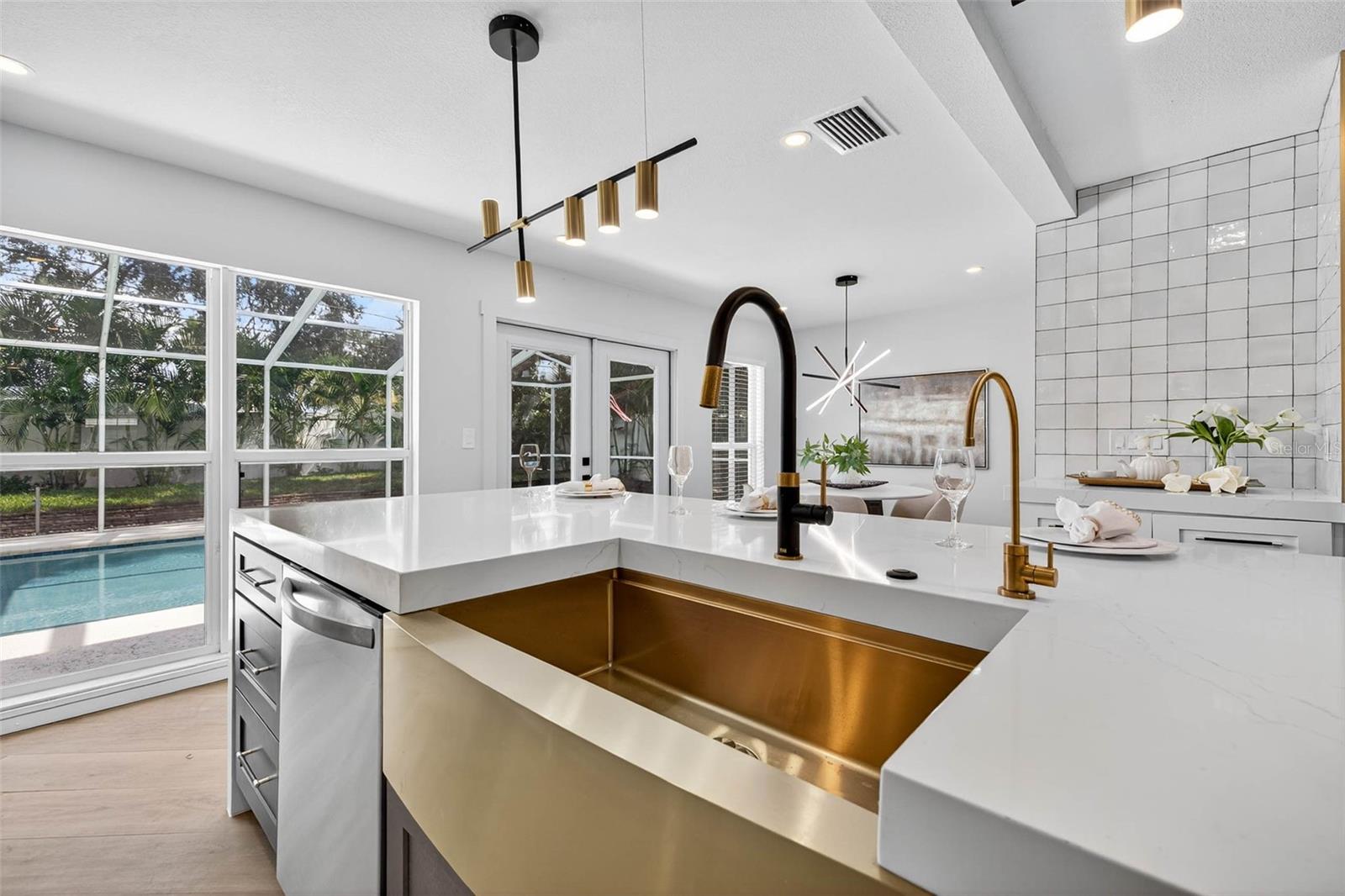 Image 17 of 41 For 3927 Helena Street Ne