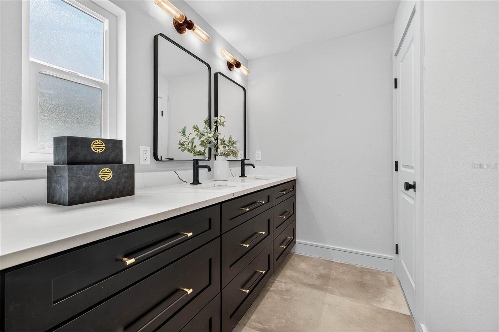 Image 25 of 41 For 3927 Helena Street Ne