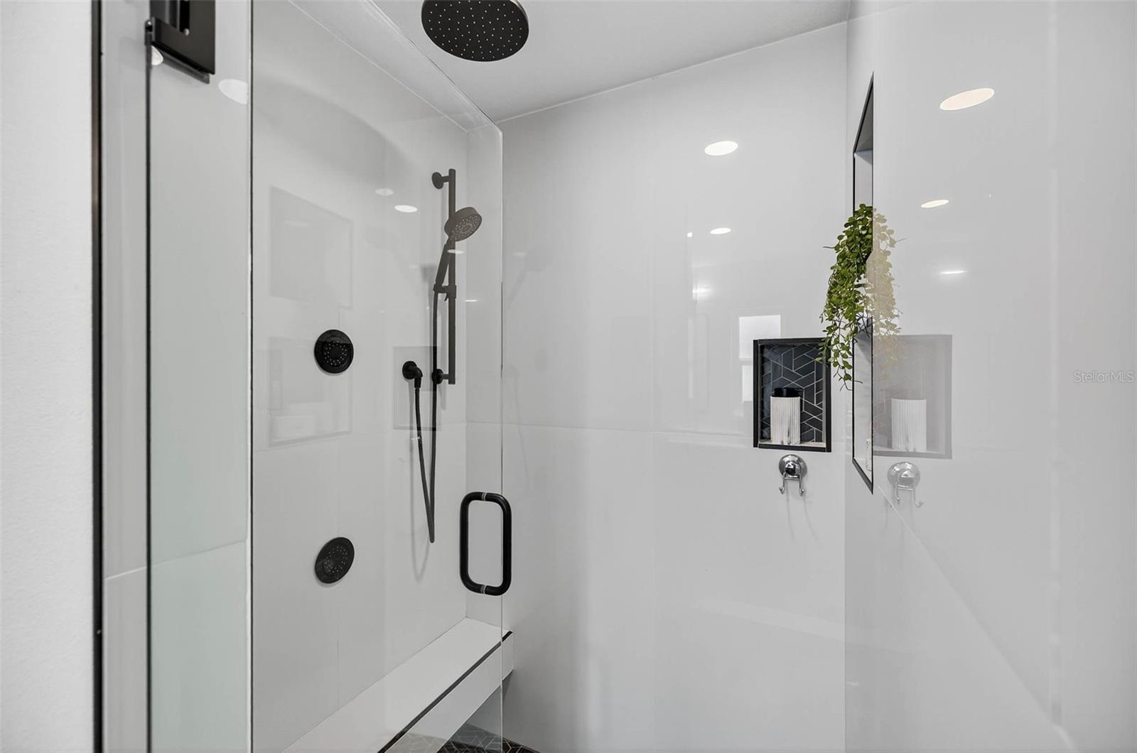 Image 26 of 41 For 3927 Helena Street Ne