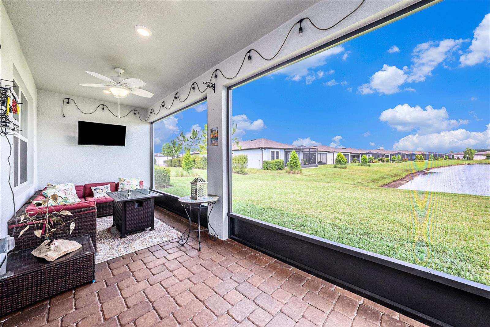 Image 22 of 30 For 19865 Sea Glass Circle