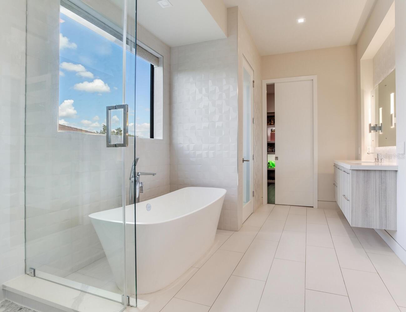 Listing photo id 28 for 5131 Neptune Way