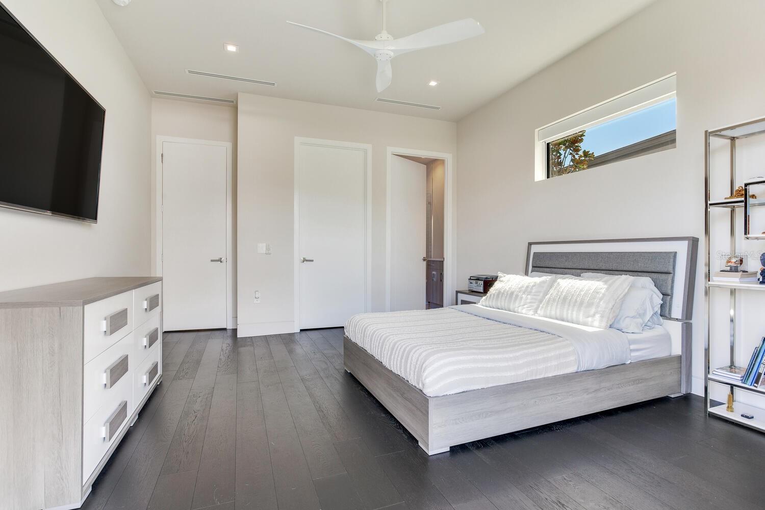 Listing photo id 35 for 5131 Neptune Way