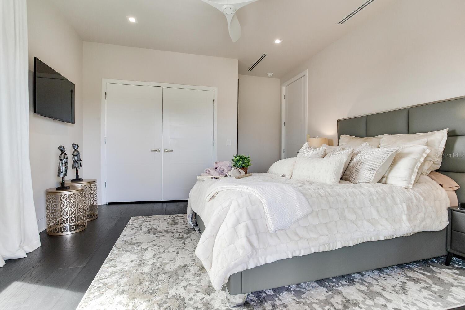 Listing photo id 45 for 5131 Neptune Way
