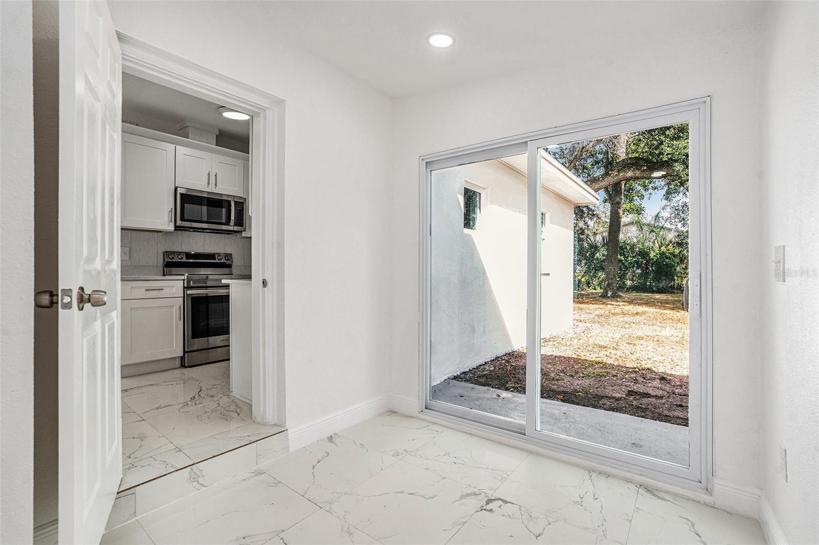 Listing photo id 16 for 9511 Willow Avenue