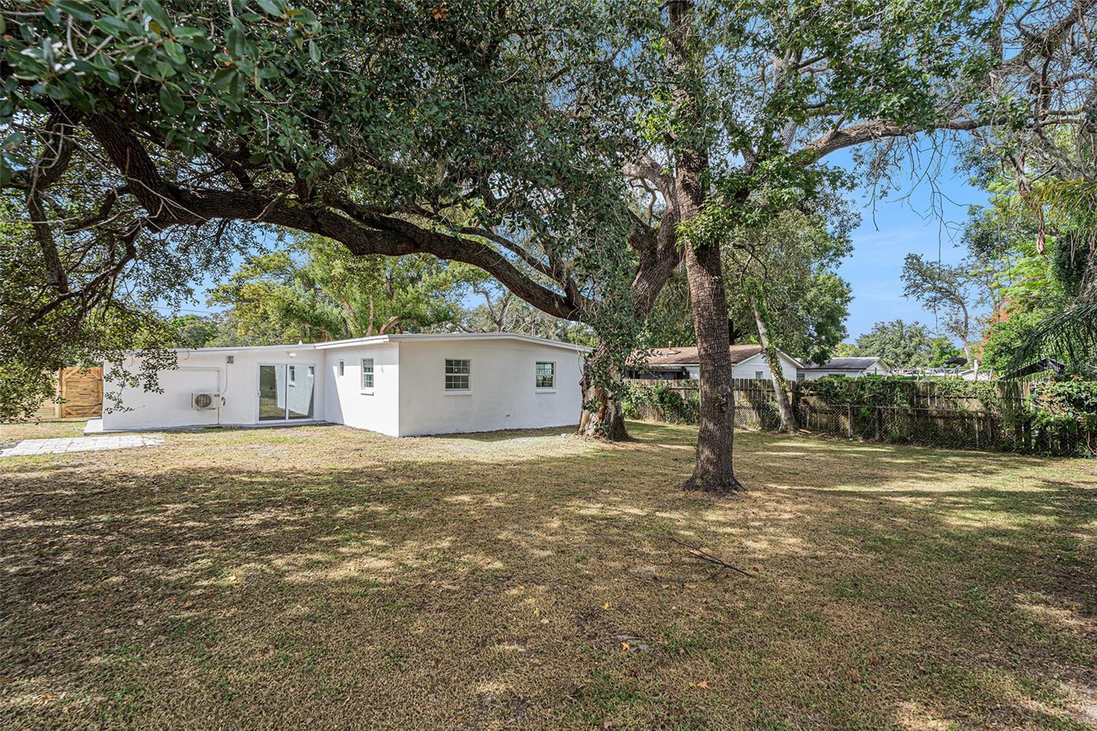 Listing photo id 18 for 9511 Willow Avenue
