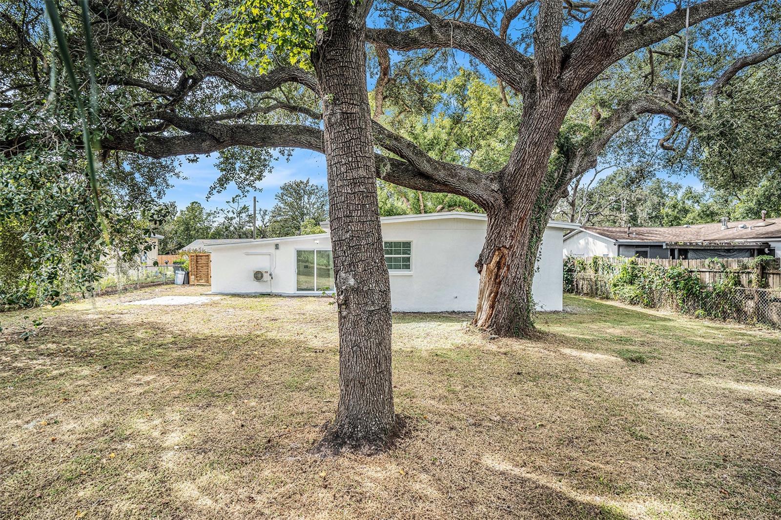 Listing photo id 19 for 9511 Willow Avenue