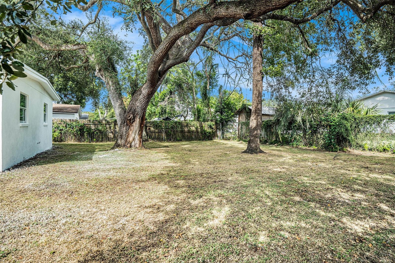 Listing photo id 21 for 9511 Willow Avenue