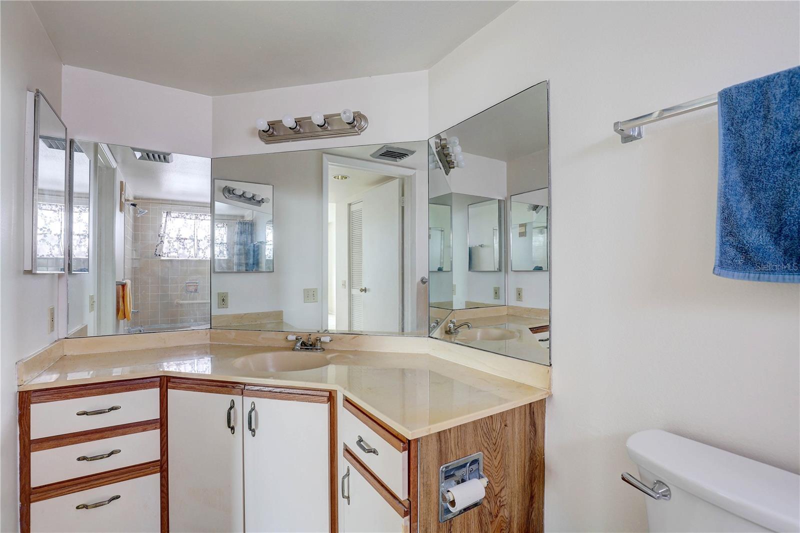 Image 25 of 35 For 2333 Feather Sound Drive A401