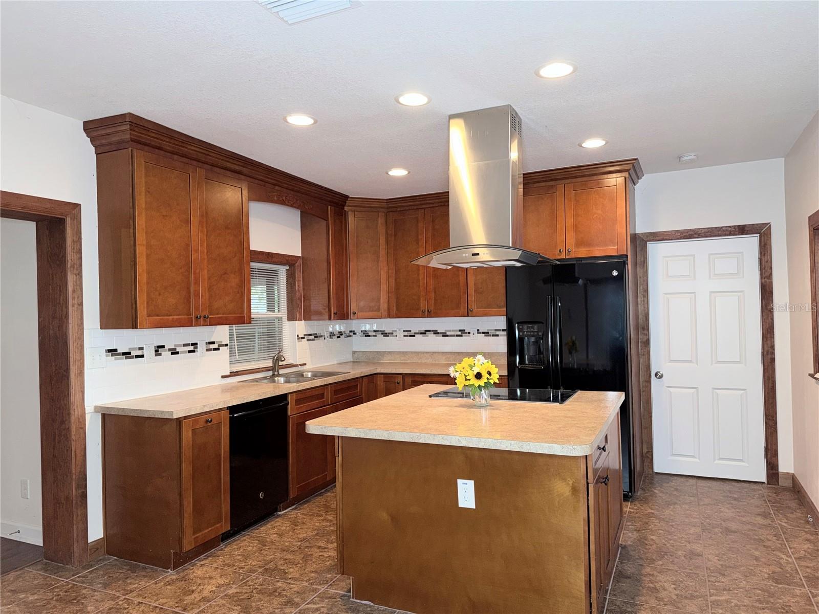 Listing photo id 8 for 1318 Humphrey Street