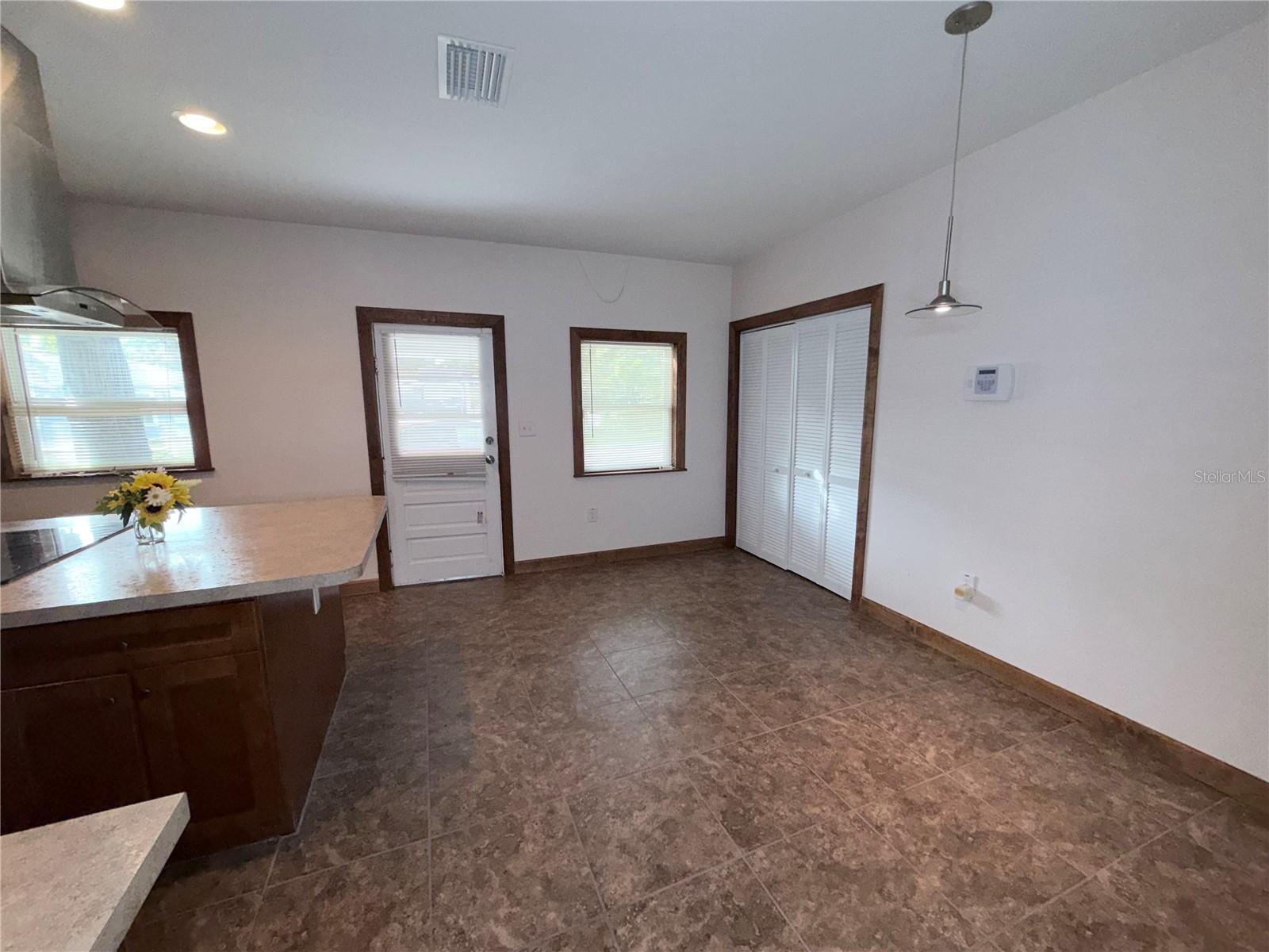 Listing photo id 9 for 1318 Humphrey Street