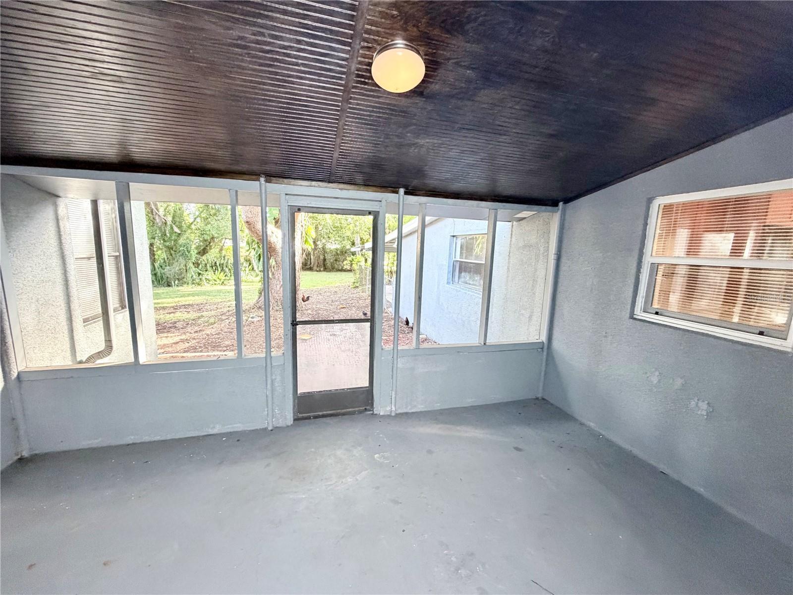 Listing photo id 10 for 1318 Humphrey Street