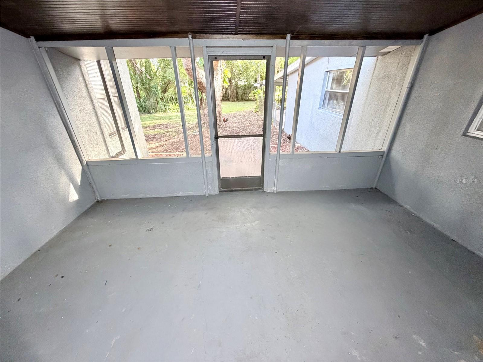 Listing photo id 11 for 1318 Humphrey Street