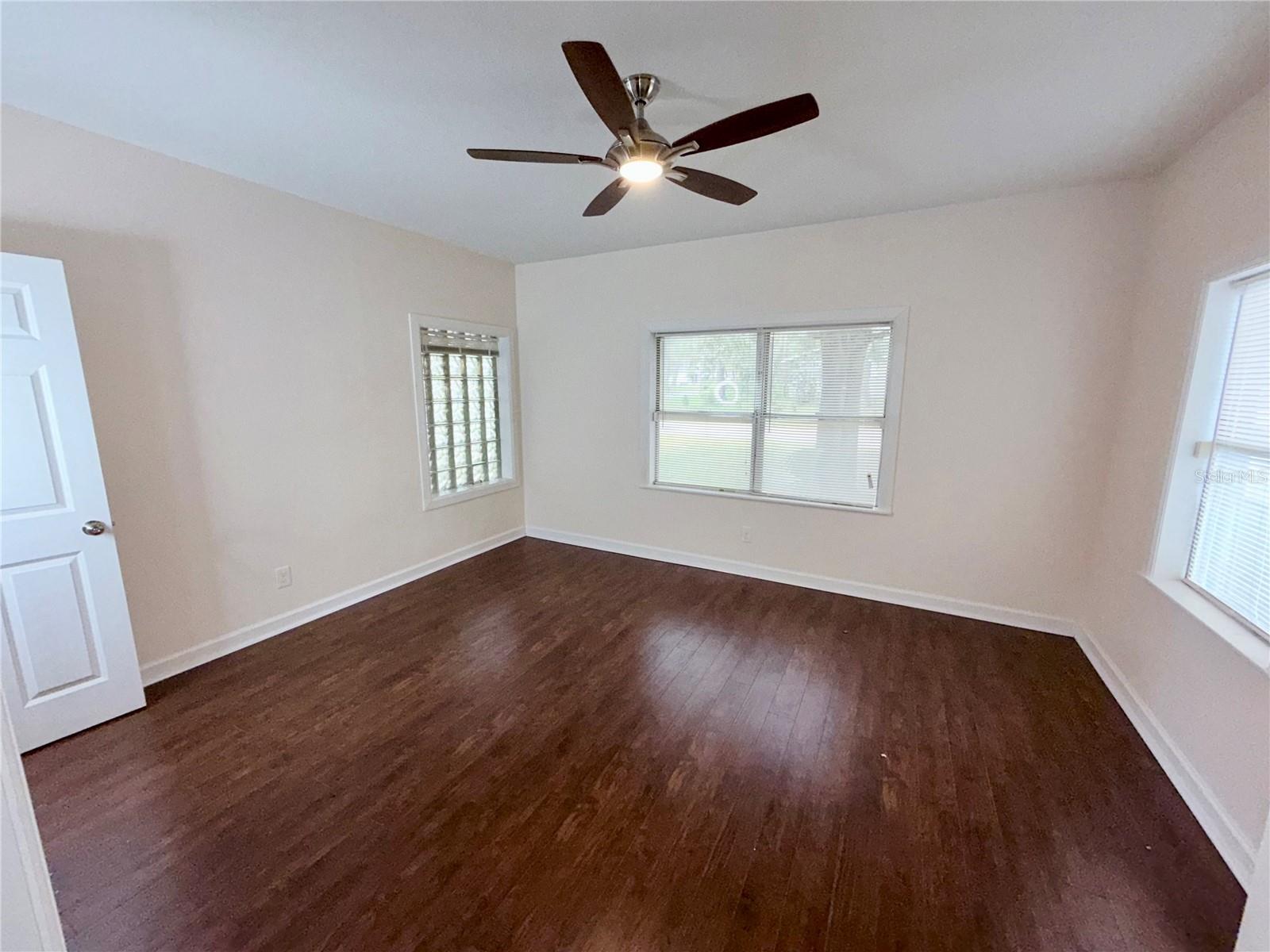 Listing photo id 12 for 1318 Humphrey Street