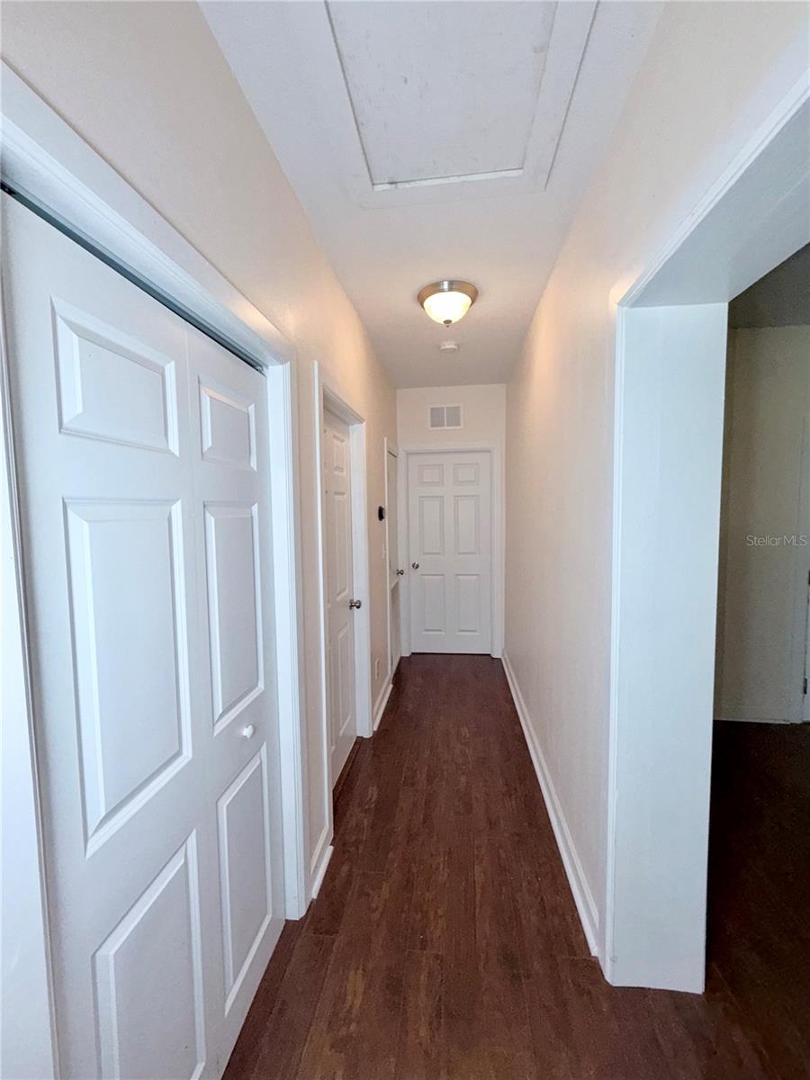 Listing photo id 14 for 1318 Humphrey Street
