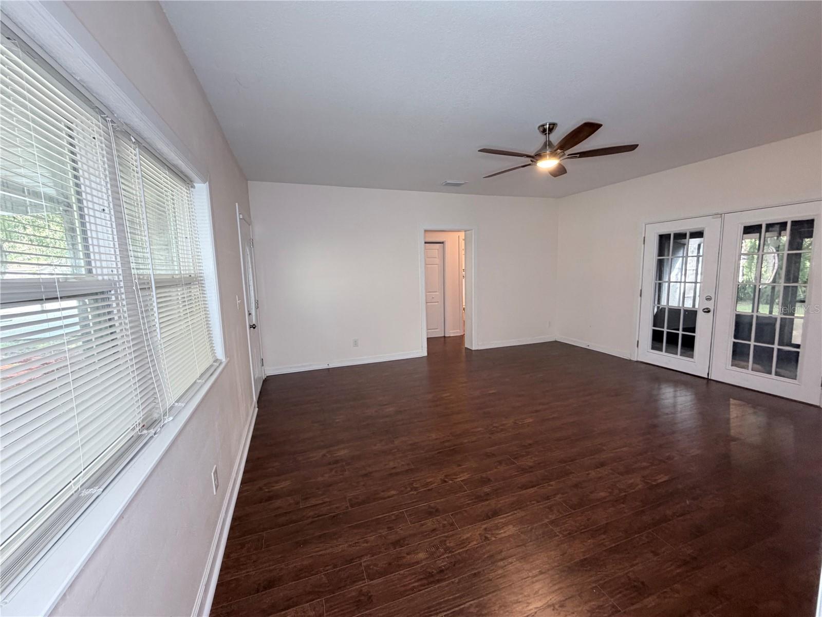 Listing photo id 3 for 1318 Humphrey Street