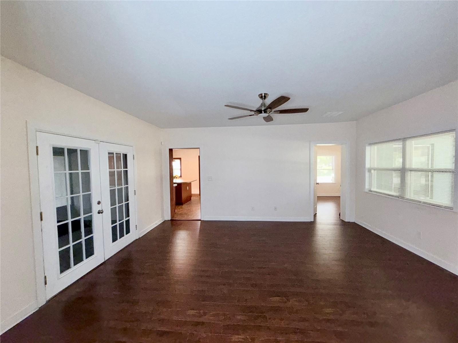 Listing photo id 5 for 1318 Humphrey Street