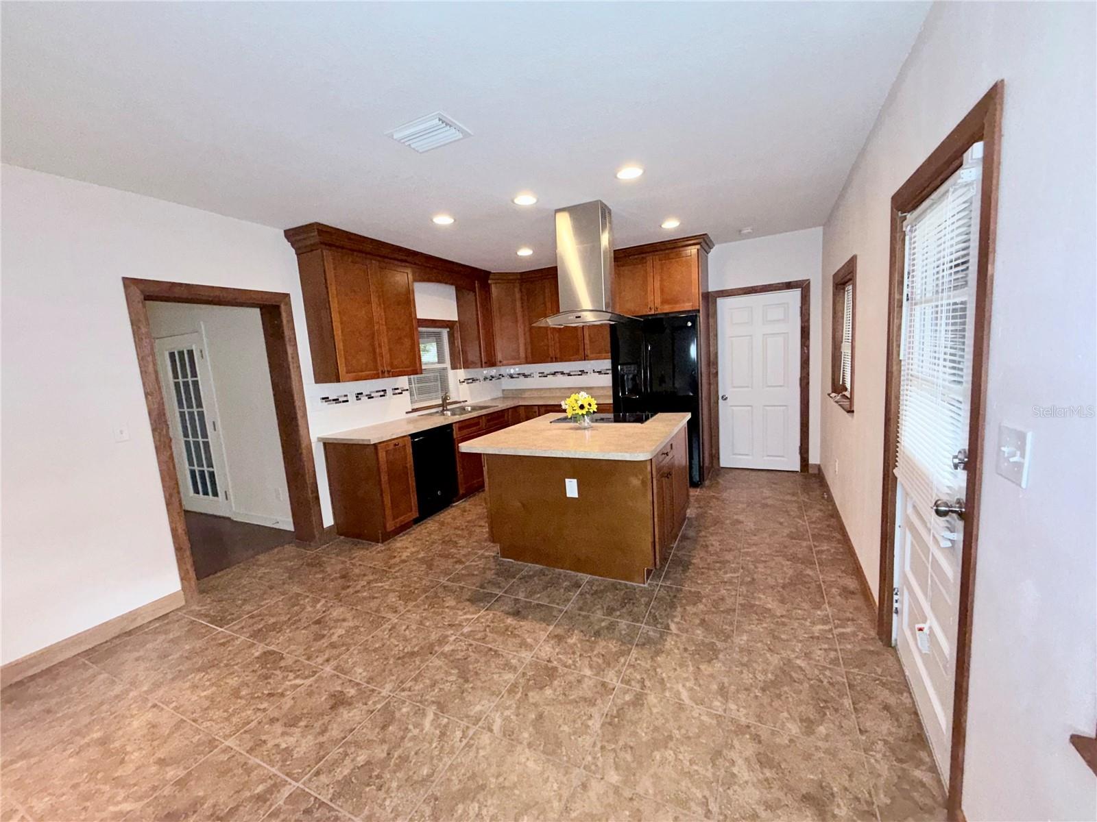 Listing photo id 7 for 1318 Humphrey Street