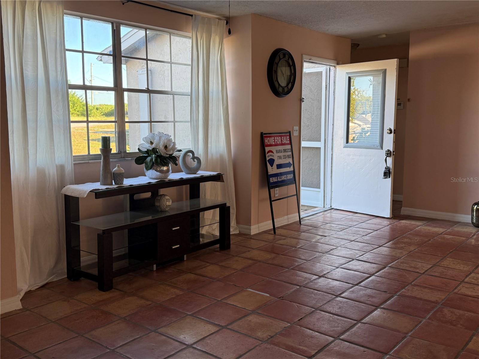 Listing photo id 3 for 3707 Pinehurst Drive