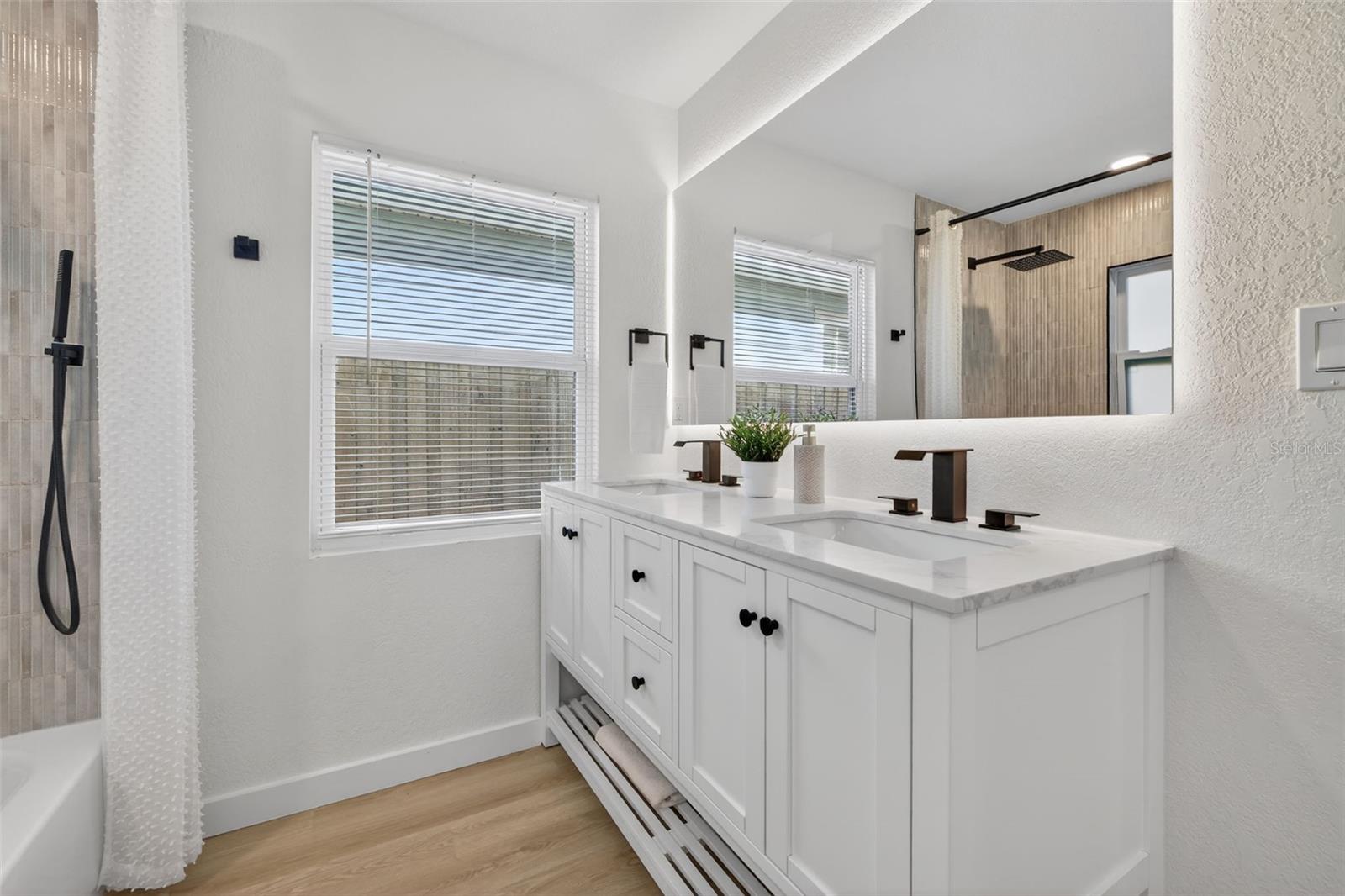 Listing photo id 17 for 3307 25th St N