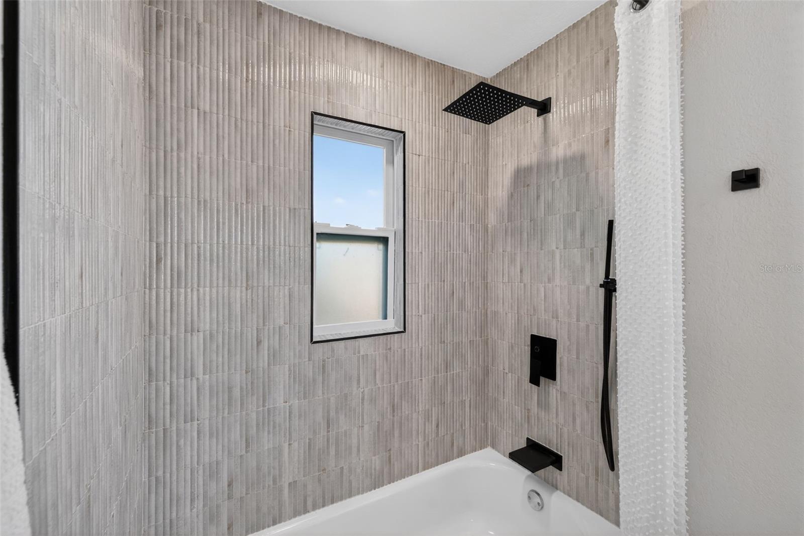 Listing photo id 18 for 3307 25th St N