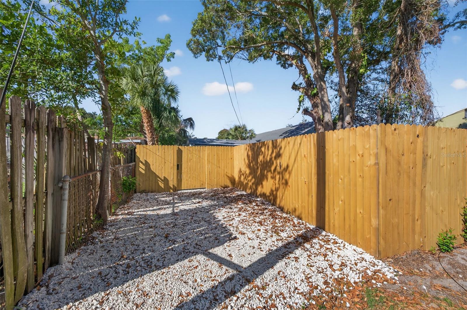 Listing photo id 24 for 3307 25th St N