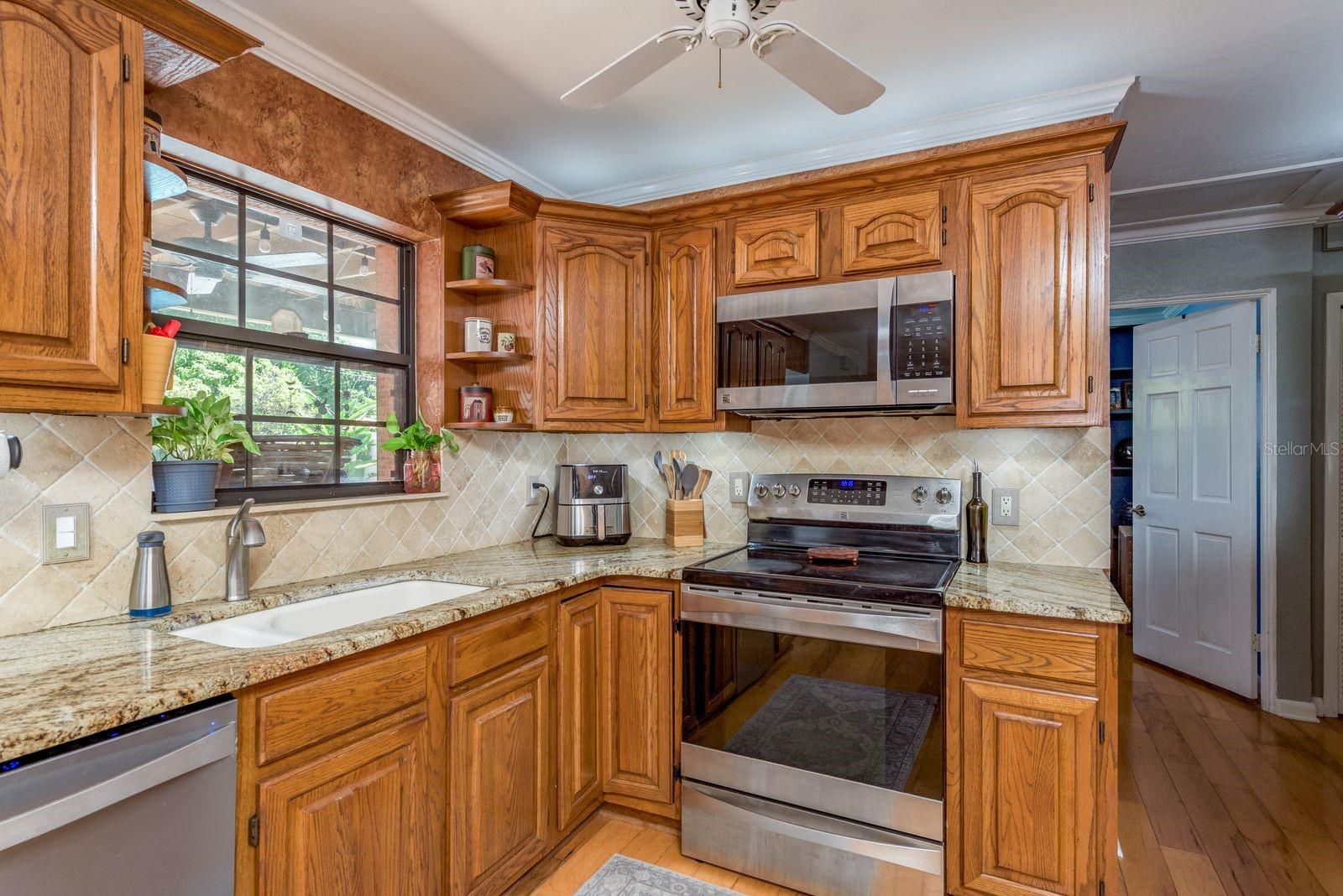 Listing photo id 11 for 8381 56th Way N