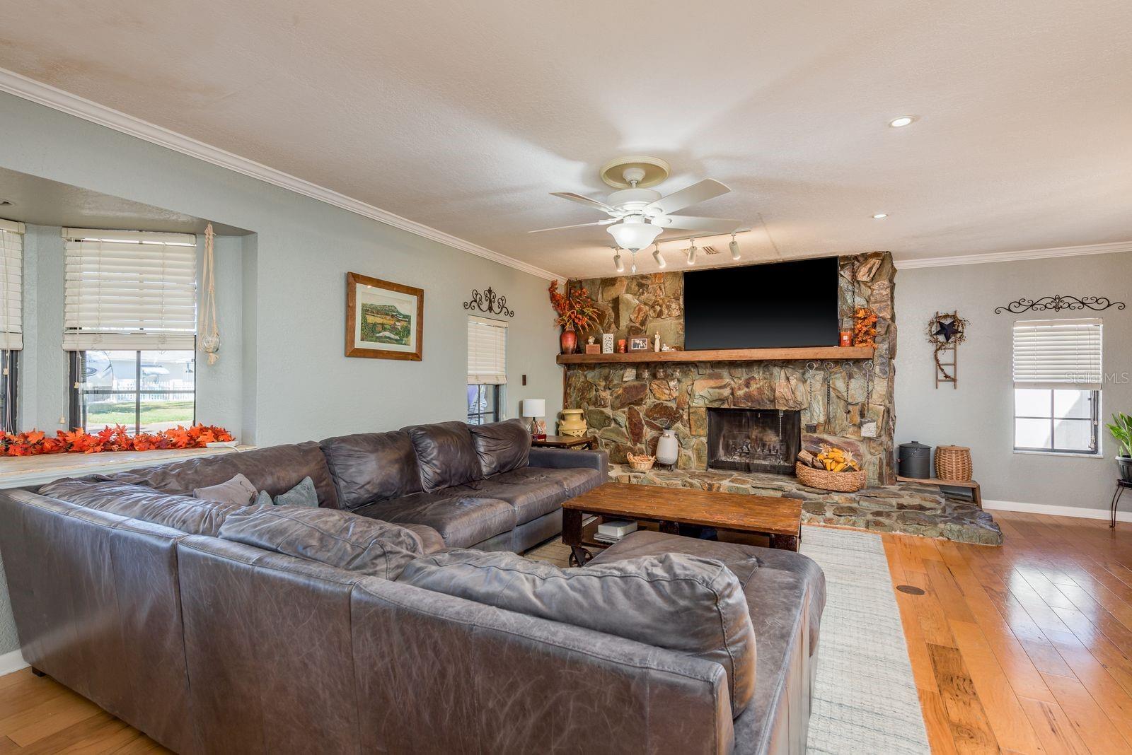 Listing photo id 6 for 8381 56th Way N