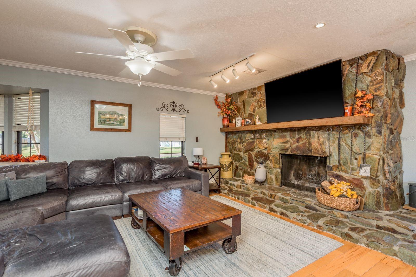 Listing photo id 7 for 8381 56th Way N