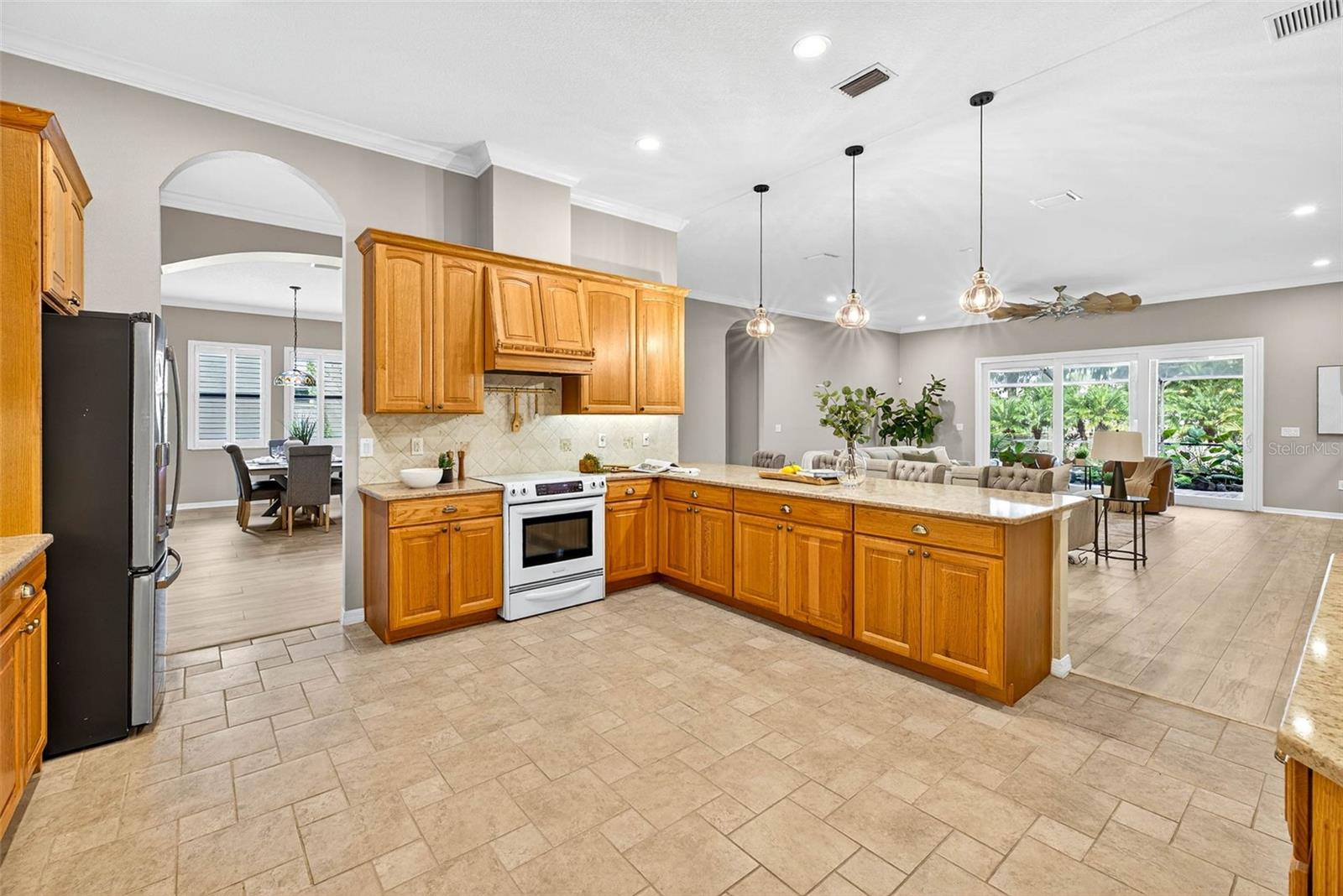 Listing photo id 8 for 3420 Graycliff Lane