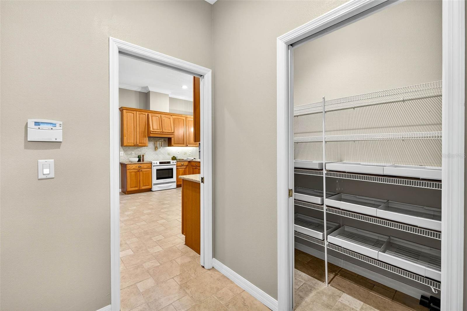 Listing photo id 10 for 3420 Graycliff Lane