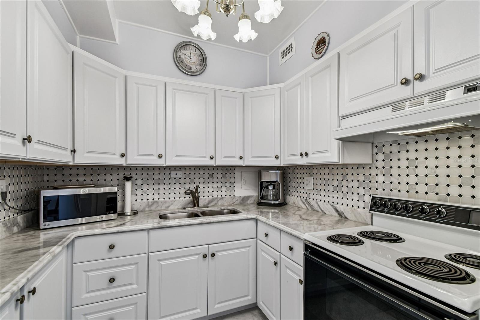 Image 10 of 65 For 31 Island Way 609
