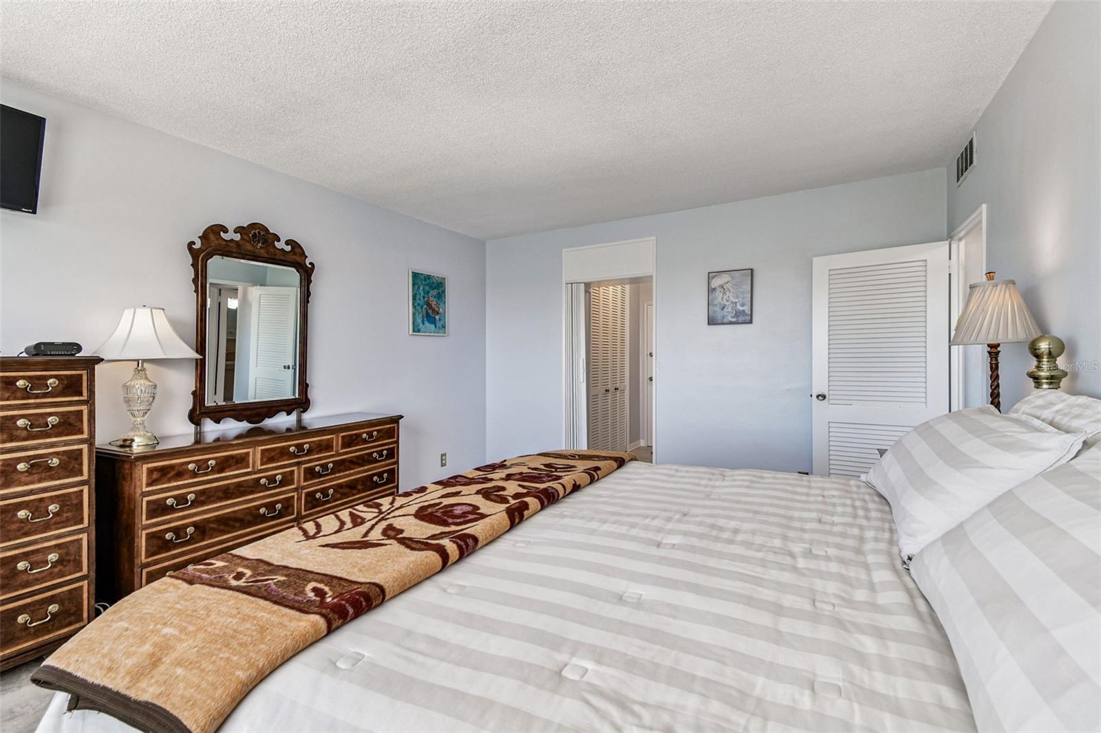 Image 30 of 65 For 31 Island Way 609