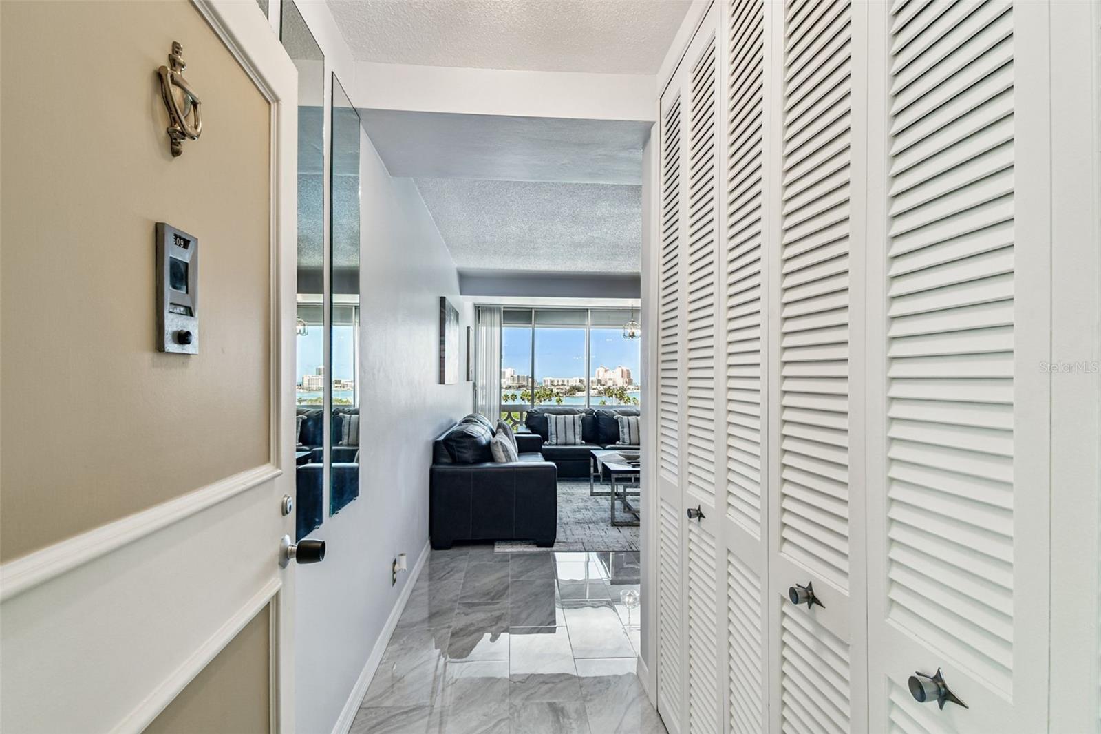 Image 34 of 65 For 31 Island Way 609