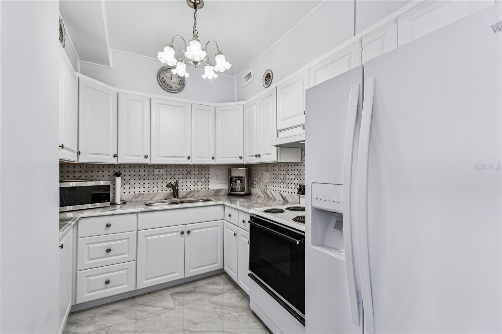 Image 9 of 65 For 31 Island Way 609