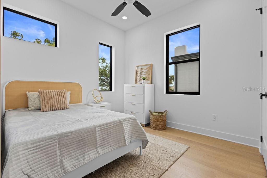 Image 34 of 45 For 3206 La Salle Street