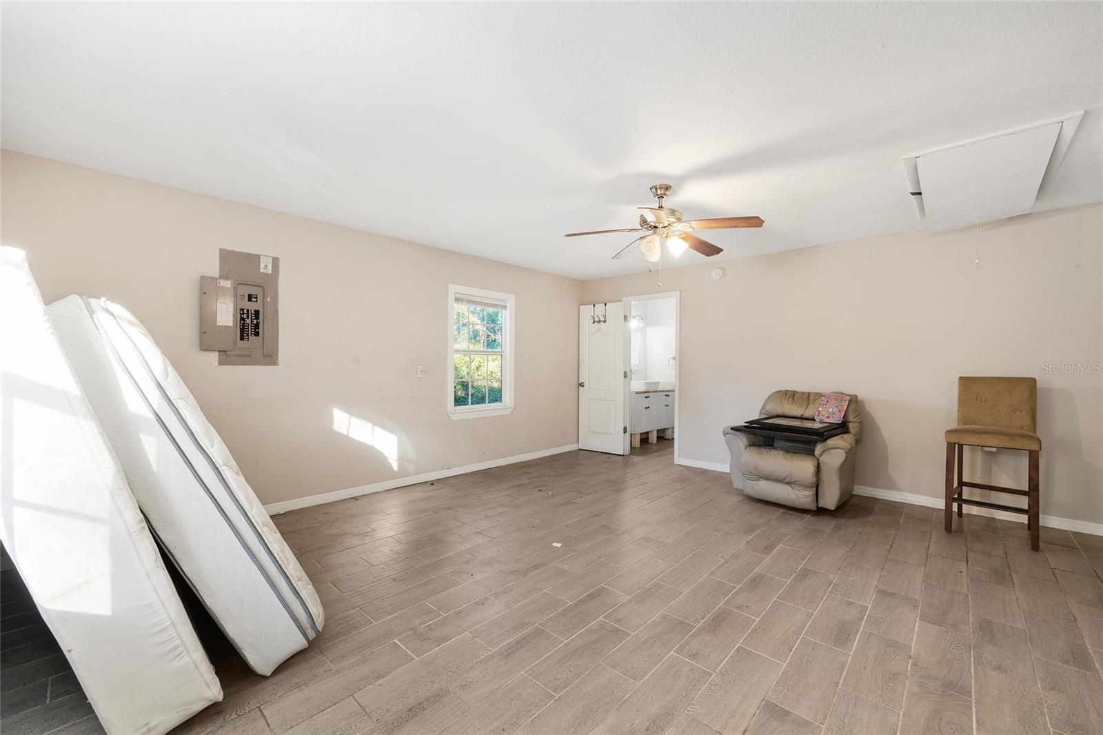 Image 22 of 33 For 5805 16 Street