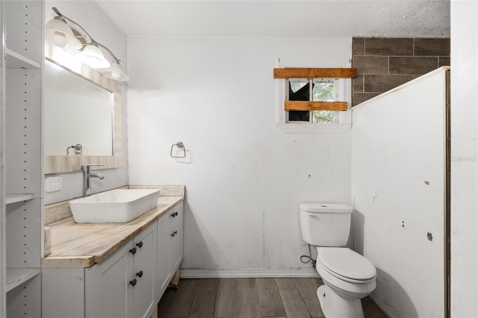 Image 24 of 33 For 5805 16 Street