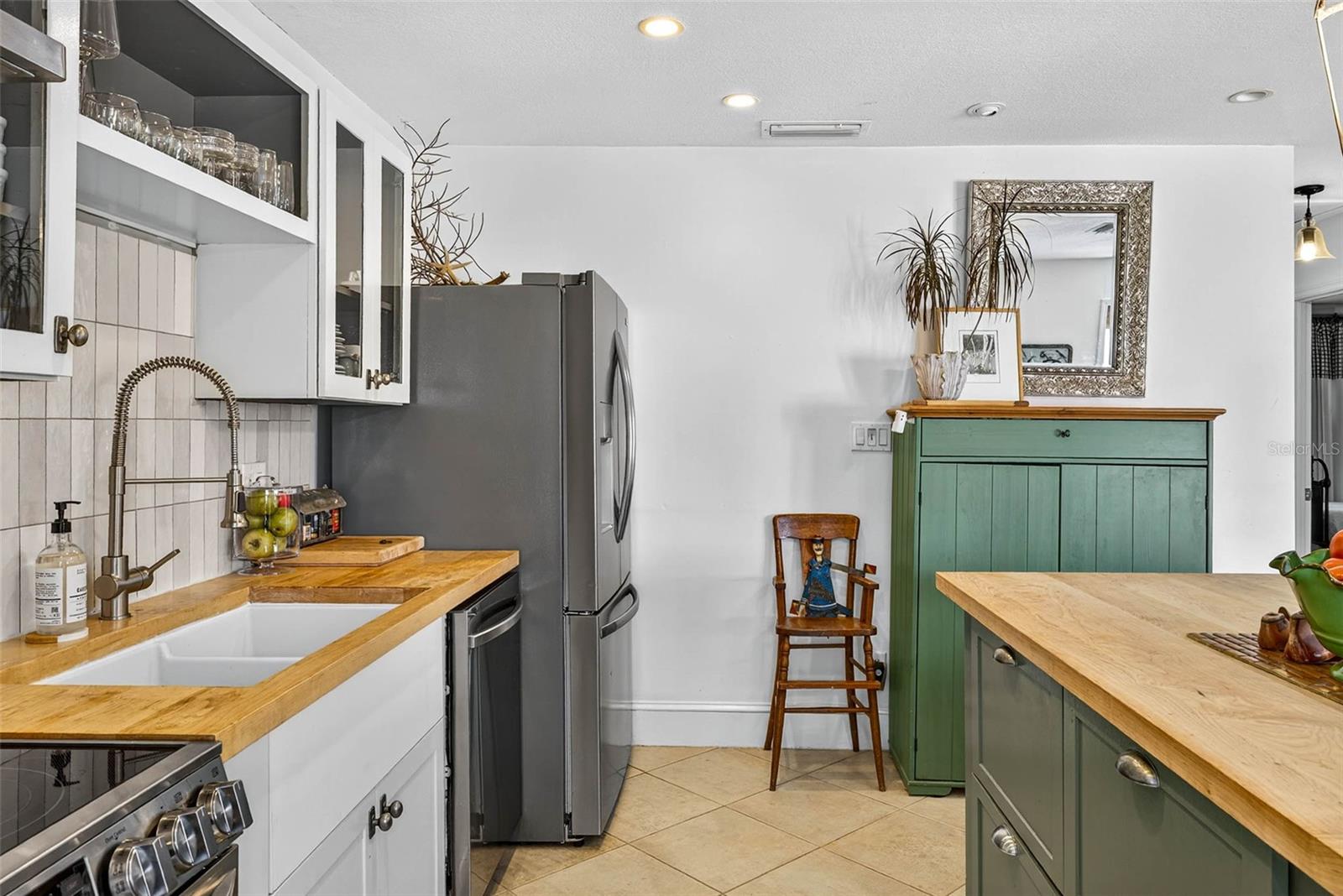 Image 18 of 37 For 5184 Beach Drive Se B