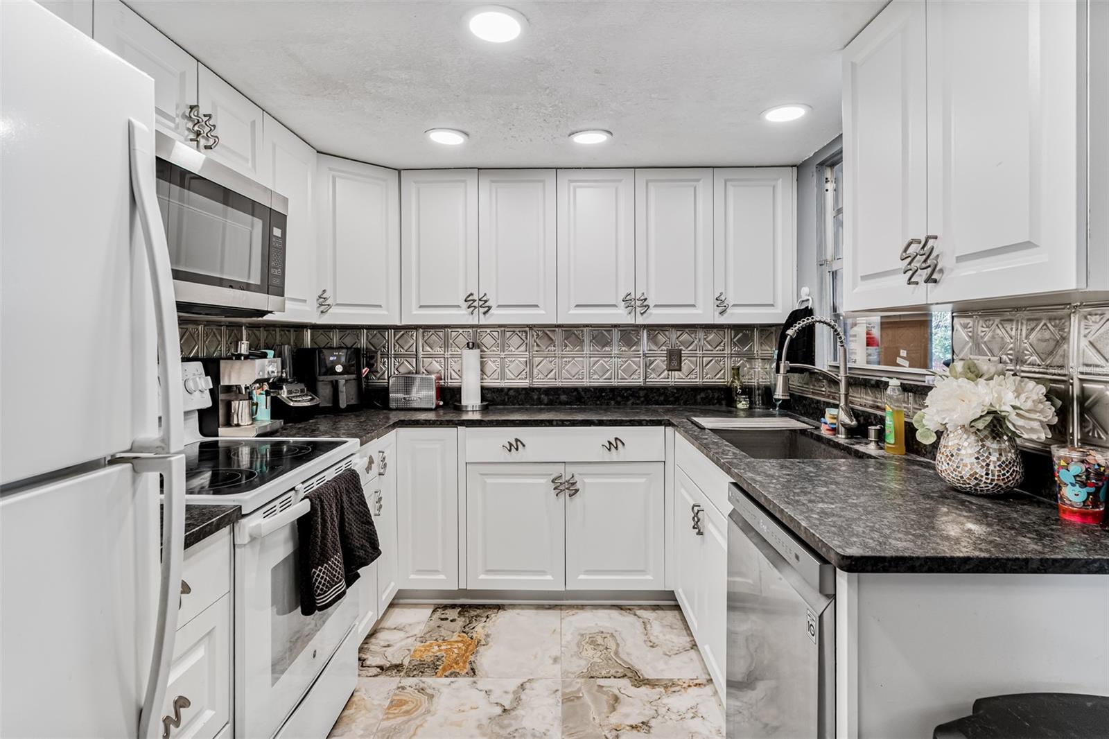 Image 16 of 57 For 213 Jody Court