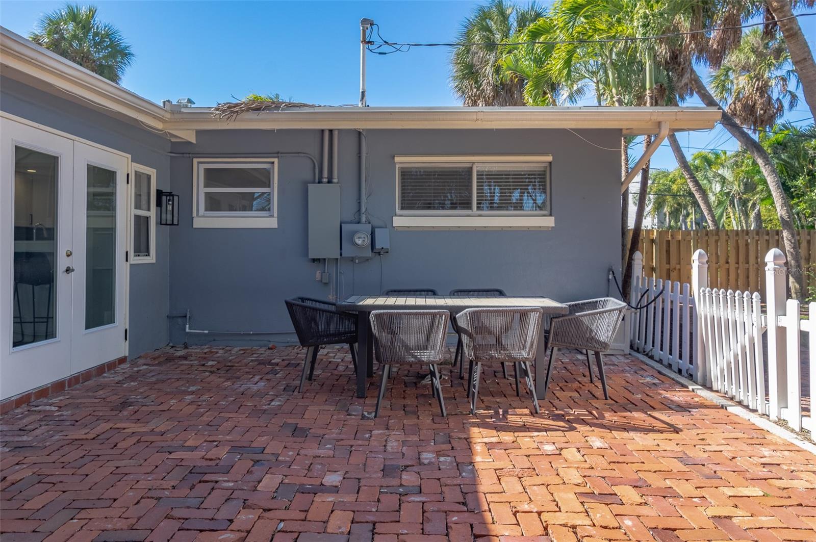 Listing photo id 16 for 3903 Belle Vista Drive E