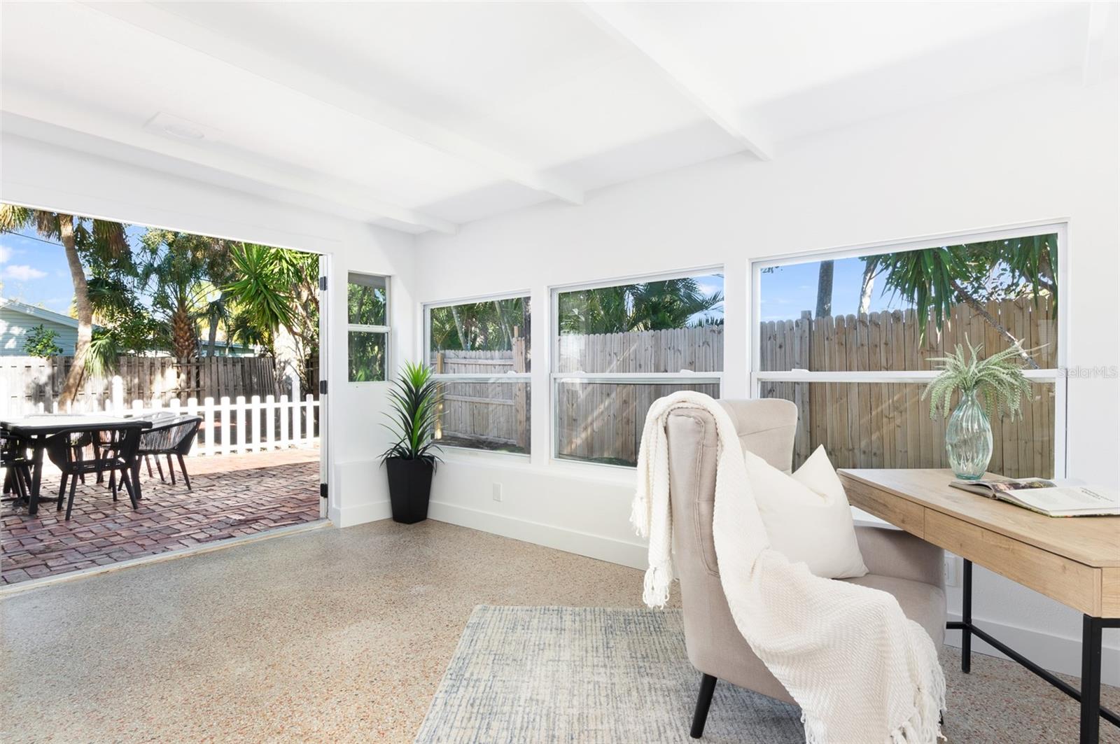 Listing photo id 6 for 3903 Belle Vista Drive E