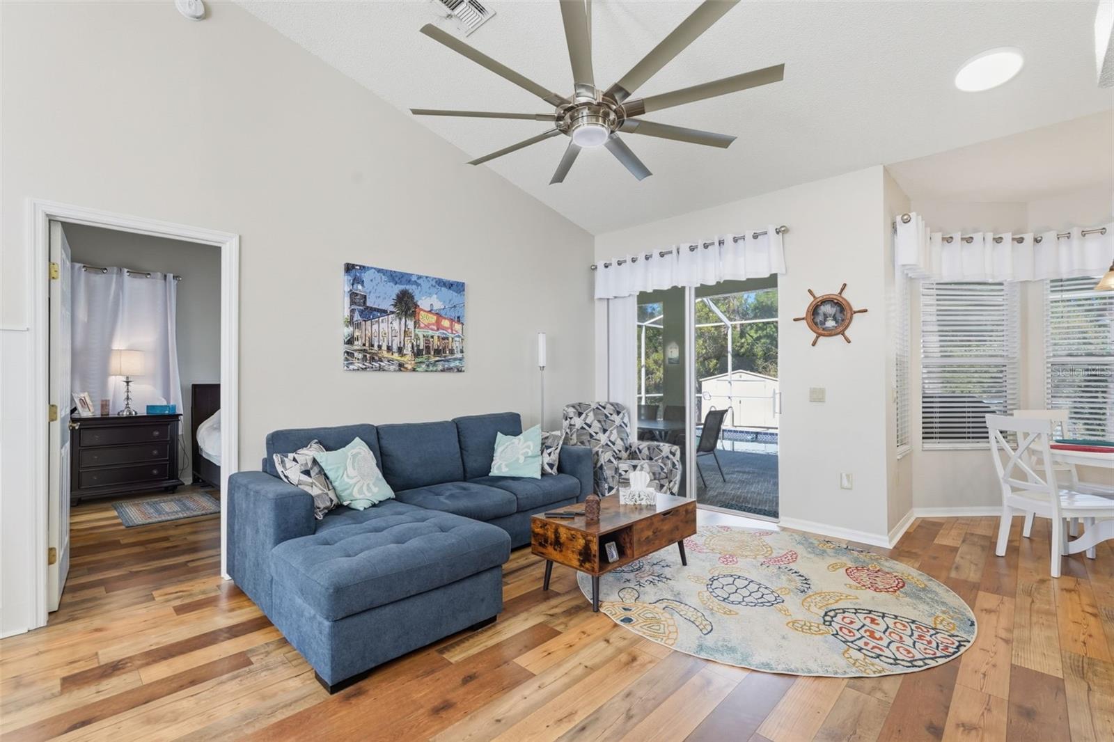 Listing photo id 8 for 5223 Dellbrook Avenue