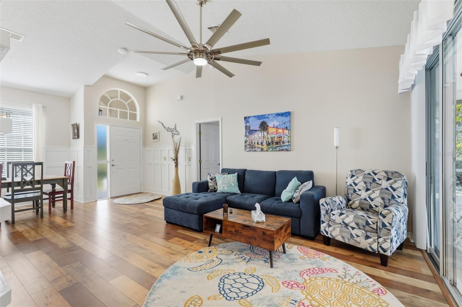 Listing photo id 9 for 5223 Dellbrook Avenue