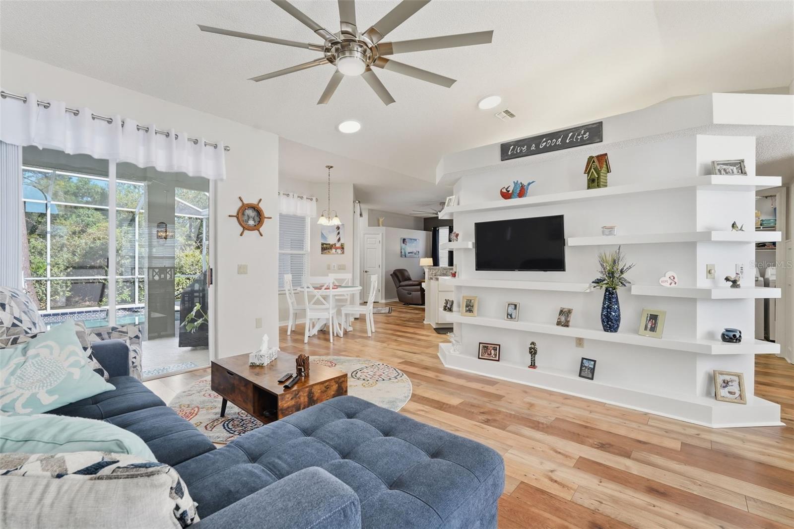 Listing photo id 10 for 5223 Dellbrook Avenue