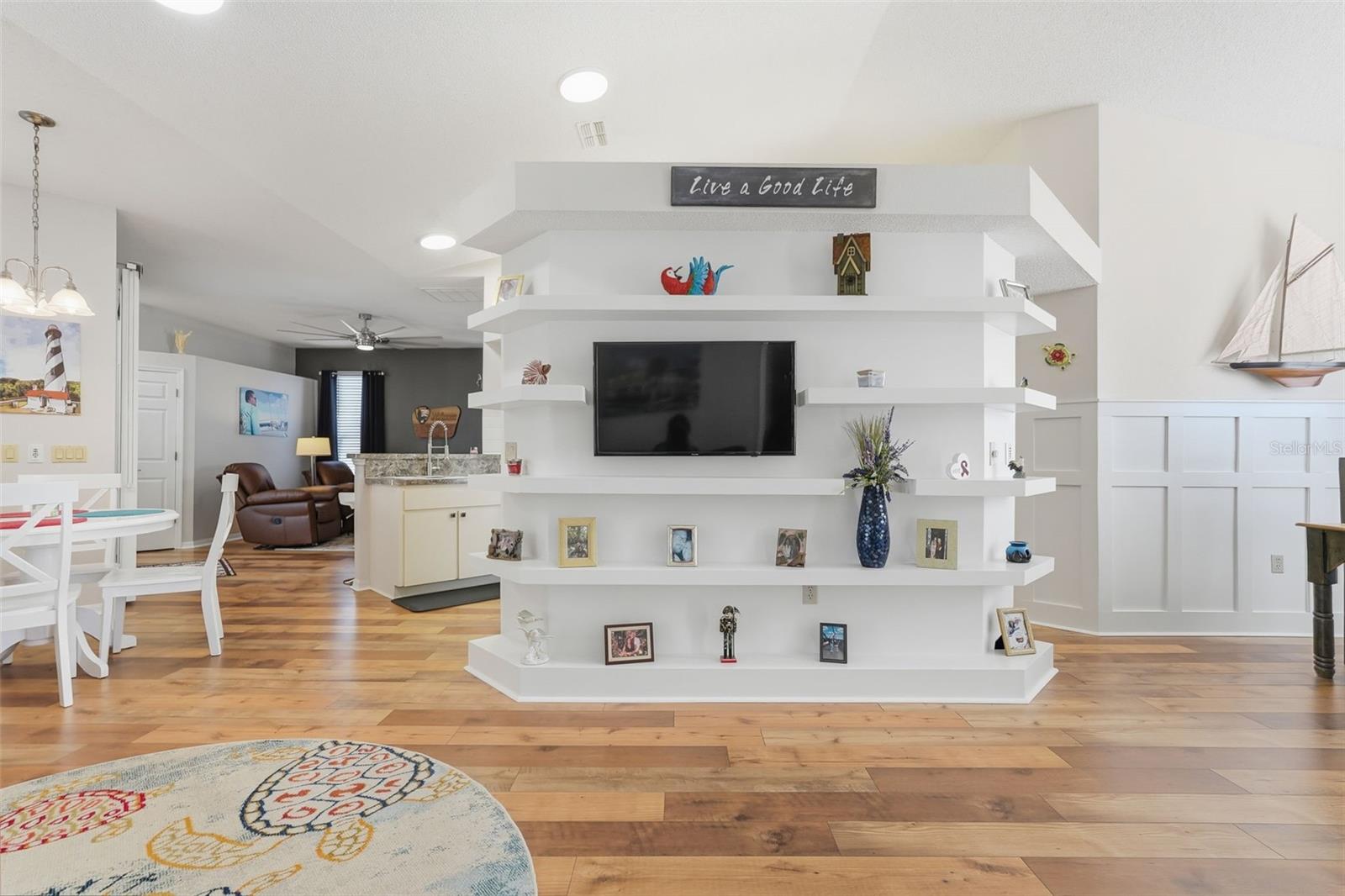 Listing photo id 11 for 5223 Dellbrook Avenue