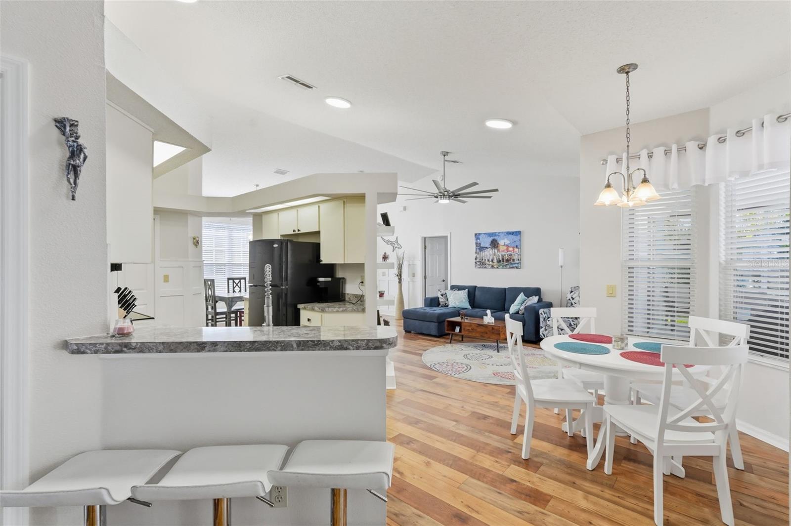 Listing photo id 12 for 5223 Dellbrook Avenue