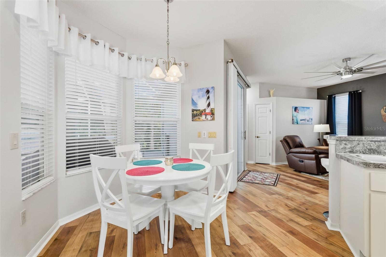 Listing photo id 13 for 5223 Dellbrook Avenue